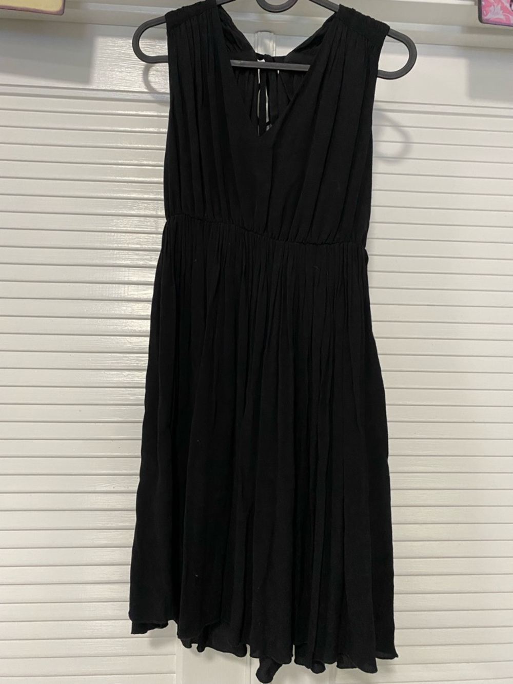 Madewell Black Sleeveless V-Neck Pleated Midi Dress